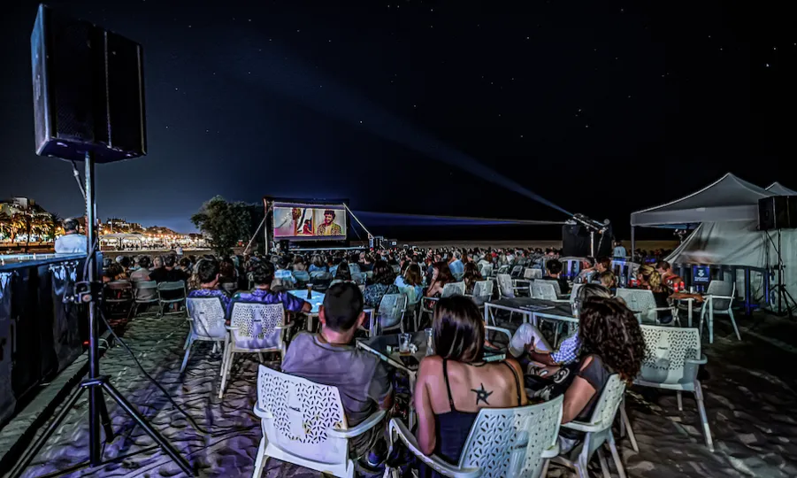 Projecció d'un curt a la platja en una edició anterior del festival.