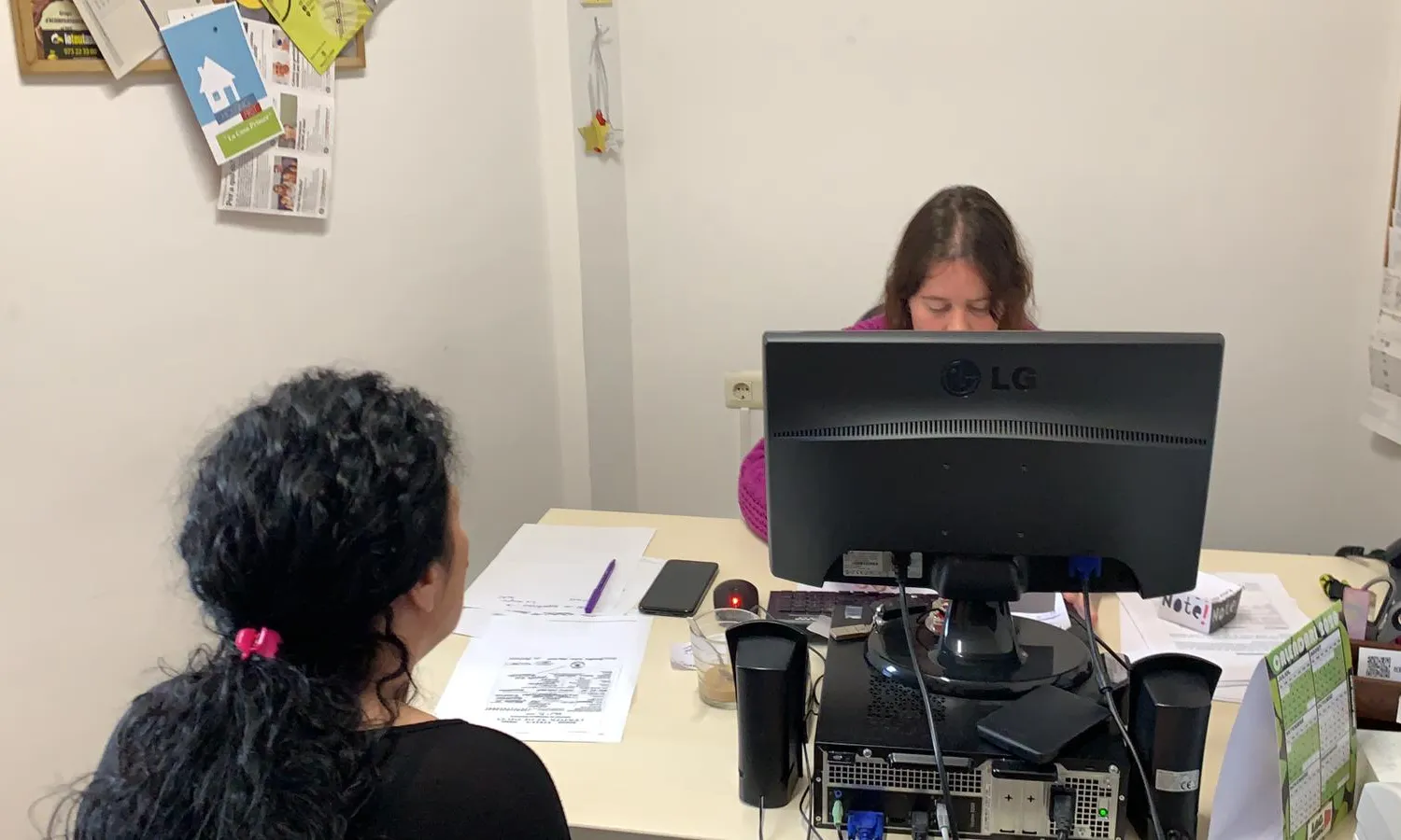 Una professional d'Arrels Sant Ignasi durant una atenció a una persona.