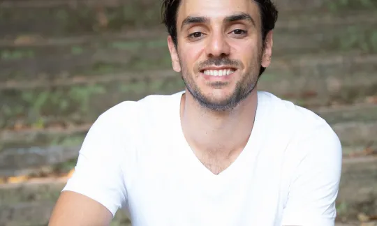 L'Albert és psicòleg, psicoterapeuta i formador en eines de gestió emocional i autoconeixement.