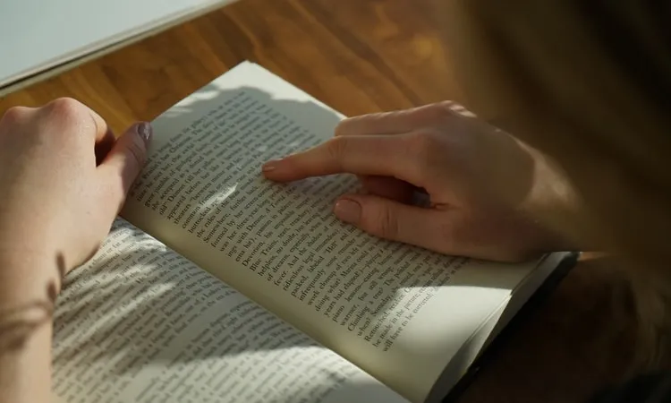 L'Associació Lectura Fàcil adapta textos perquè siguin accessibles per a tothom, en especial a les persones amb dificultats lectores. 