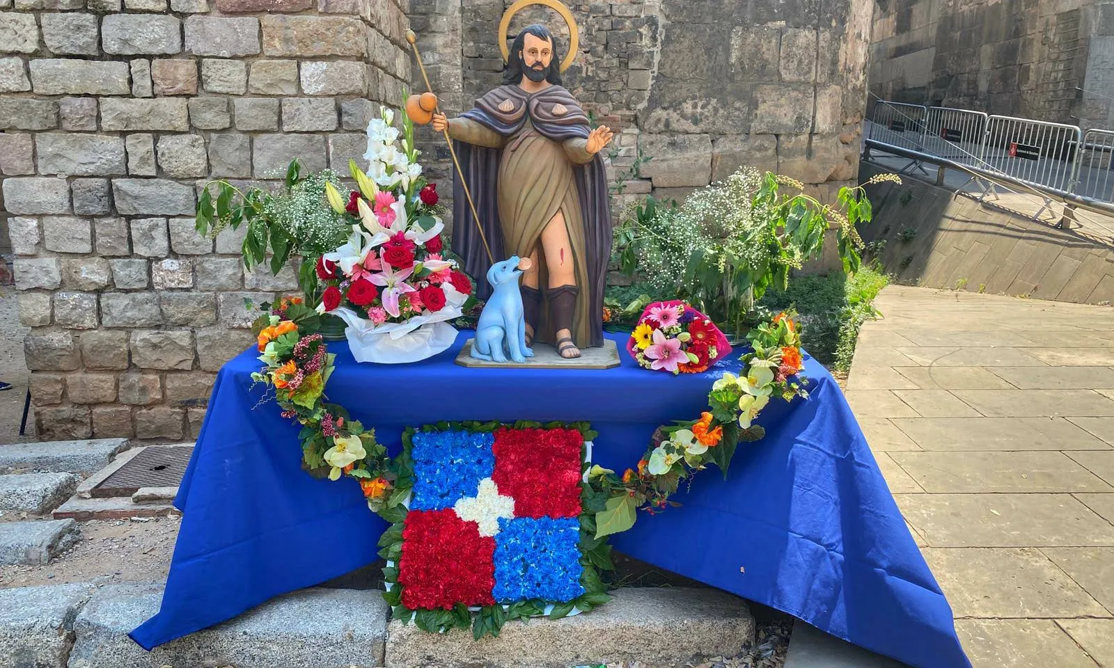 La imatge de Sant Roc de la Plaça Nova, amb el gos de color blau cel.