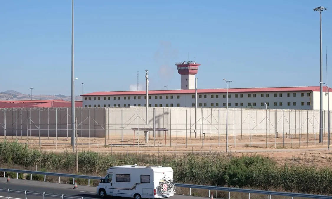 Tres funcionaris del centre penitenciari de Villena van agredir a un intern amb problemes de salut mental. 