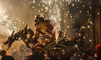 La Nit del Foc torna a comptar amb figures vingudes de diferents punts de Catalunya.