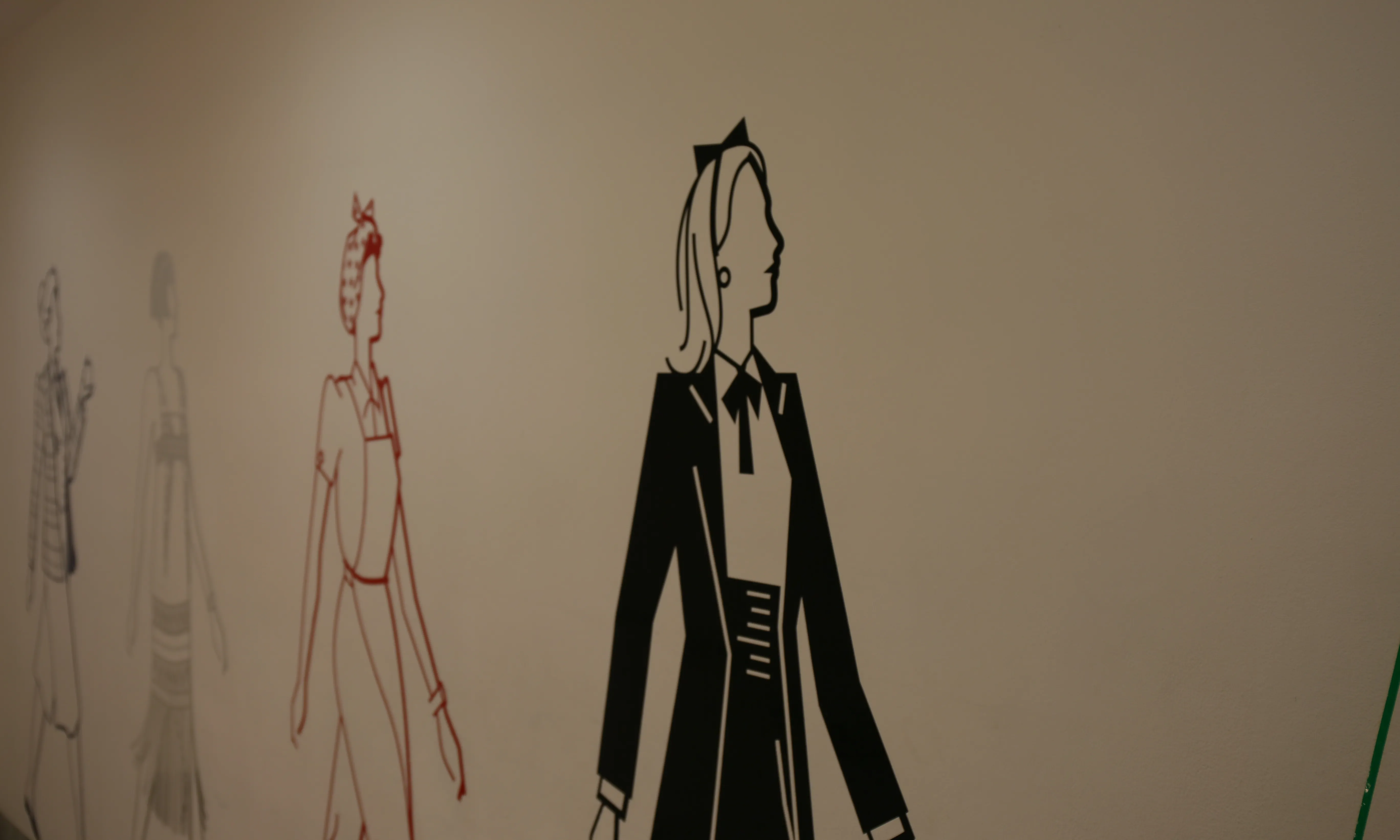 Il·lustracions femenines en una paret