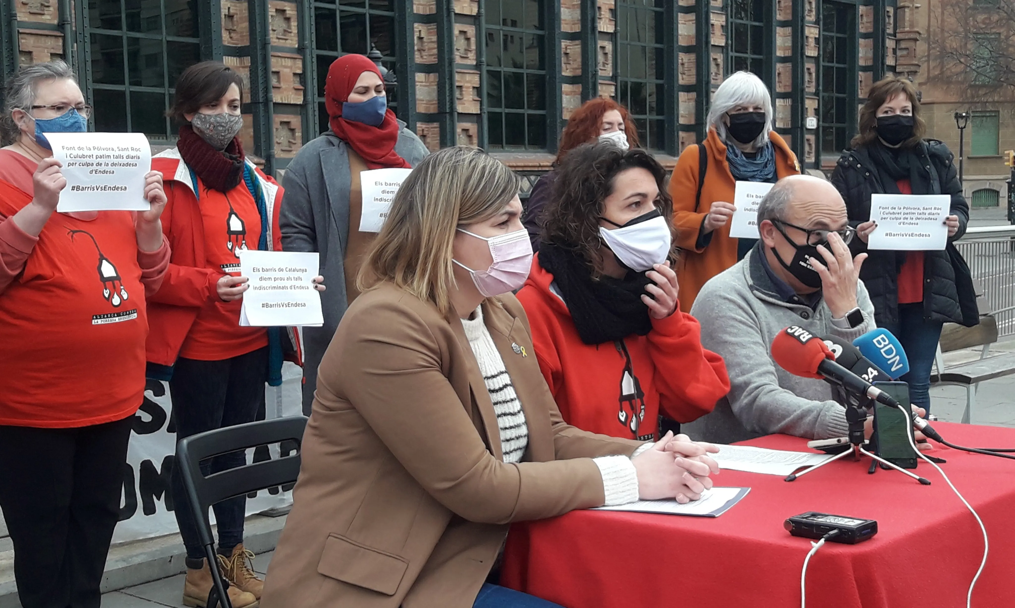 L'APE i representants de Figueres i de Plataforma Sant Roc Som Badalona el desembre passat denunciant els talls indiscriminats.