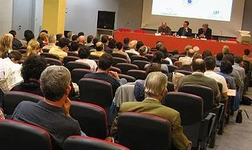 L'entitat organitza activitats i propostes d’educació per la Pau i de sensibilització com una via de substitució progressiva de la cultura de la violència per una cultura de pau.