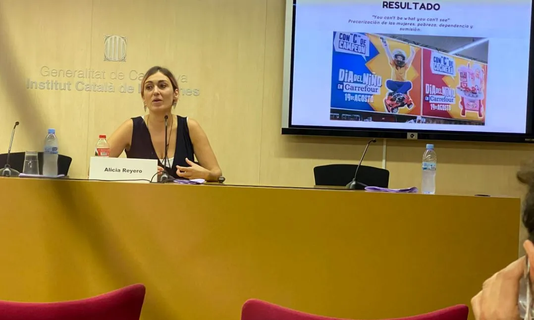 Alicia Reyero, una de les ponents, en una conferència sobre la representació de les dones a la ficció, i més concretament a la publicitat.