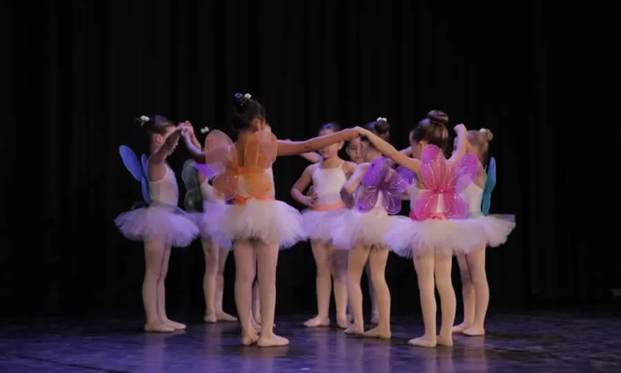 L'Esbart coordina una escola de dansa que compta amb una cinquantena d’alumnes i sis mestres les quals, endinsen a nens i nenes a la disciplina del ballet clàssic.