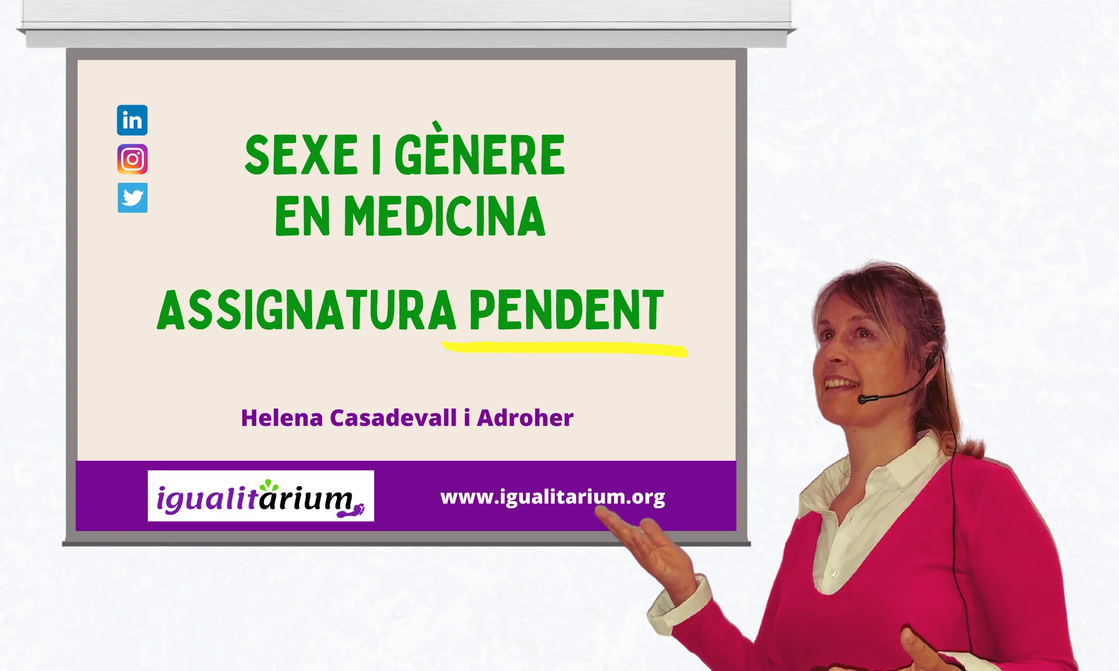 Helena Casadevall, presidenta de l'entitat, fent una formació.