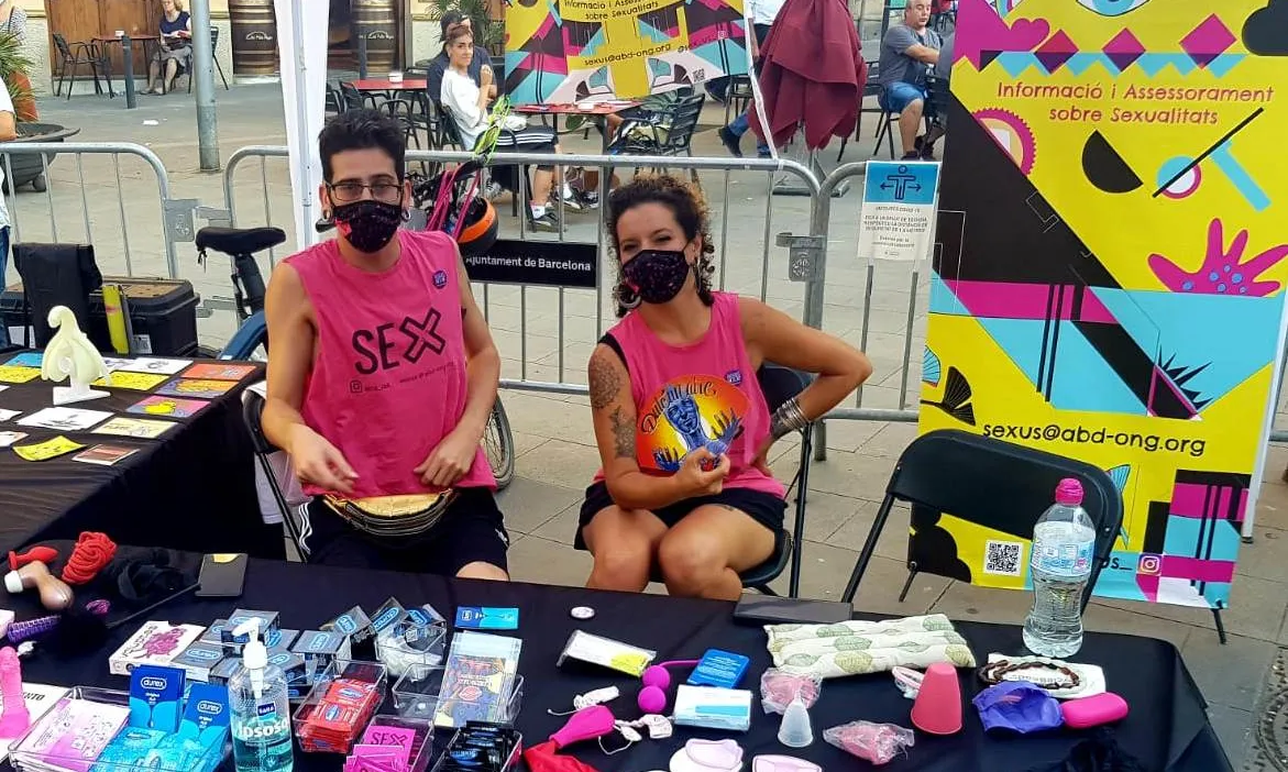 A la paradeta s'hi troba informació i eines perquè adolescents i joves puguin prendre decisions sobre la seva vida sexual.