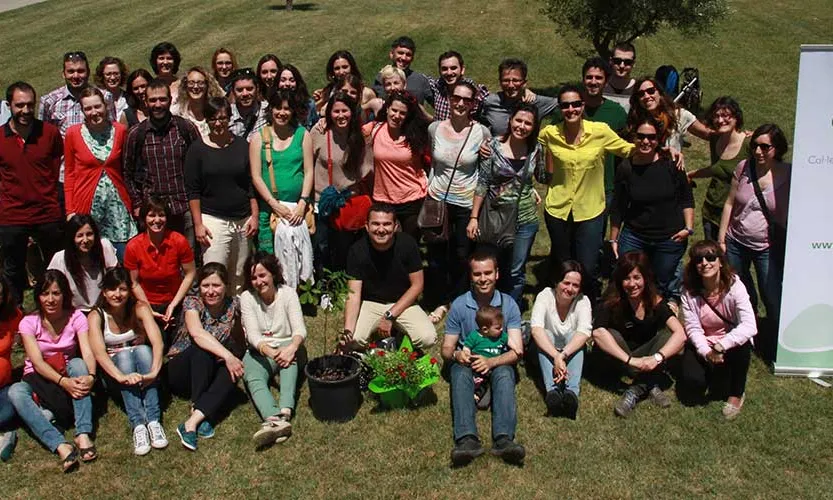 Fotografia grupal de l'equip i alguns membres del COAMB en la celebració del seu desè aniversari, l'any 2014. Actualment, ja superen el miler de professionals del medi ambient.