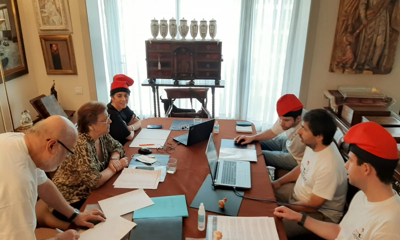 Assemblea anual del mes de juny telemàtica entre els membres de l'Associació Amics del Caganer