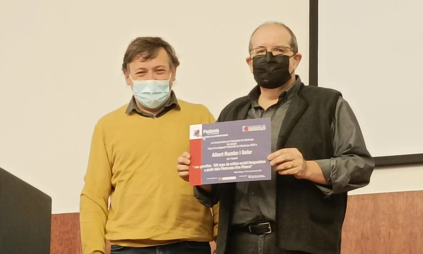 Josep Peramiquel, a l'esquerra, nou coordinador general de la Coordinadora de Pastorets de Catalunya, amb el guanyador de l'ajut a la investigació 'Pastorets de Catalunya 2020'.