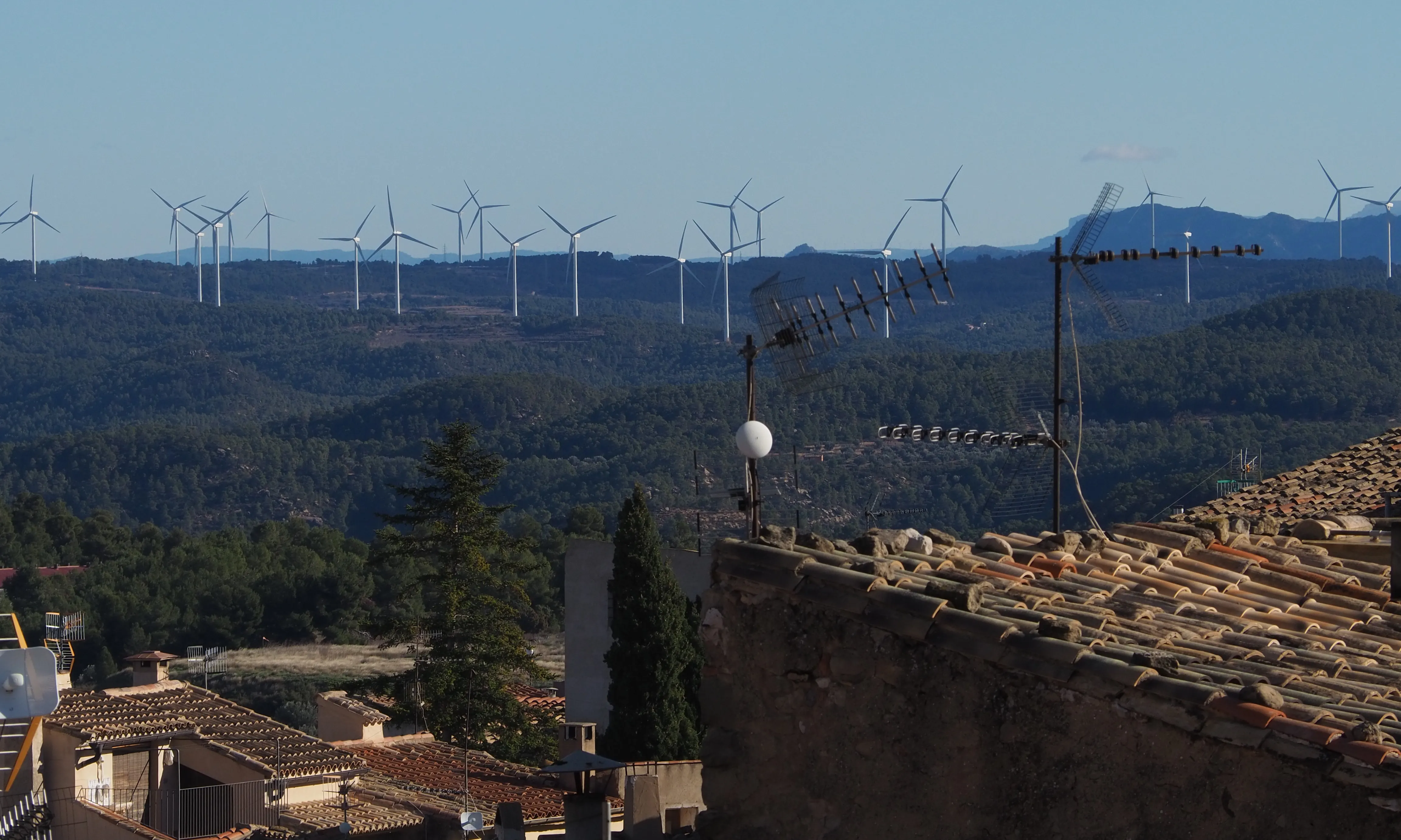 Imatge d'un parc eòlic a Calaceit, un poble situat a l'Aragó.
