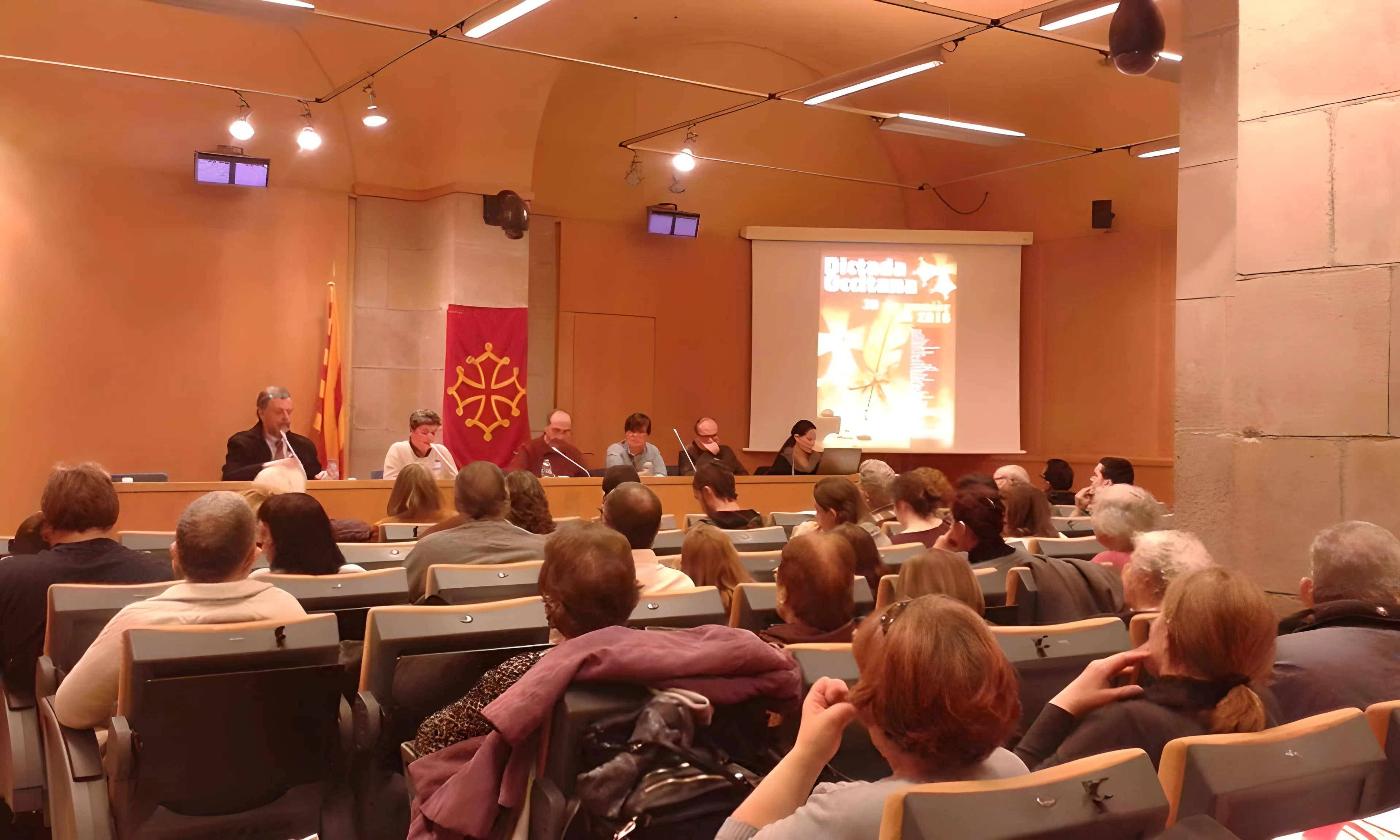 La Dictada Occitana se celebra des de l'any 1998, i totes les entitats i ciutats que hi participen, escriuen el dictat simultàniament. 