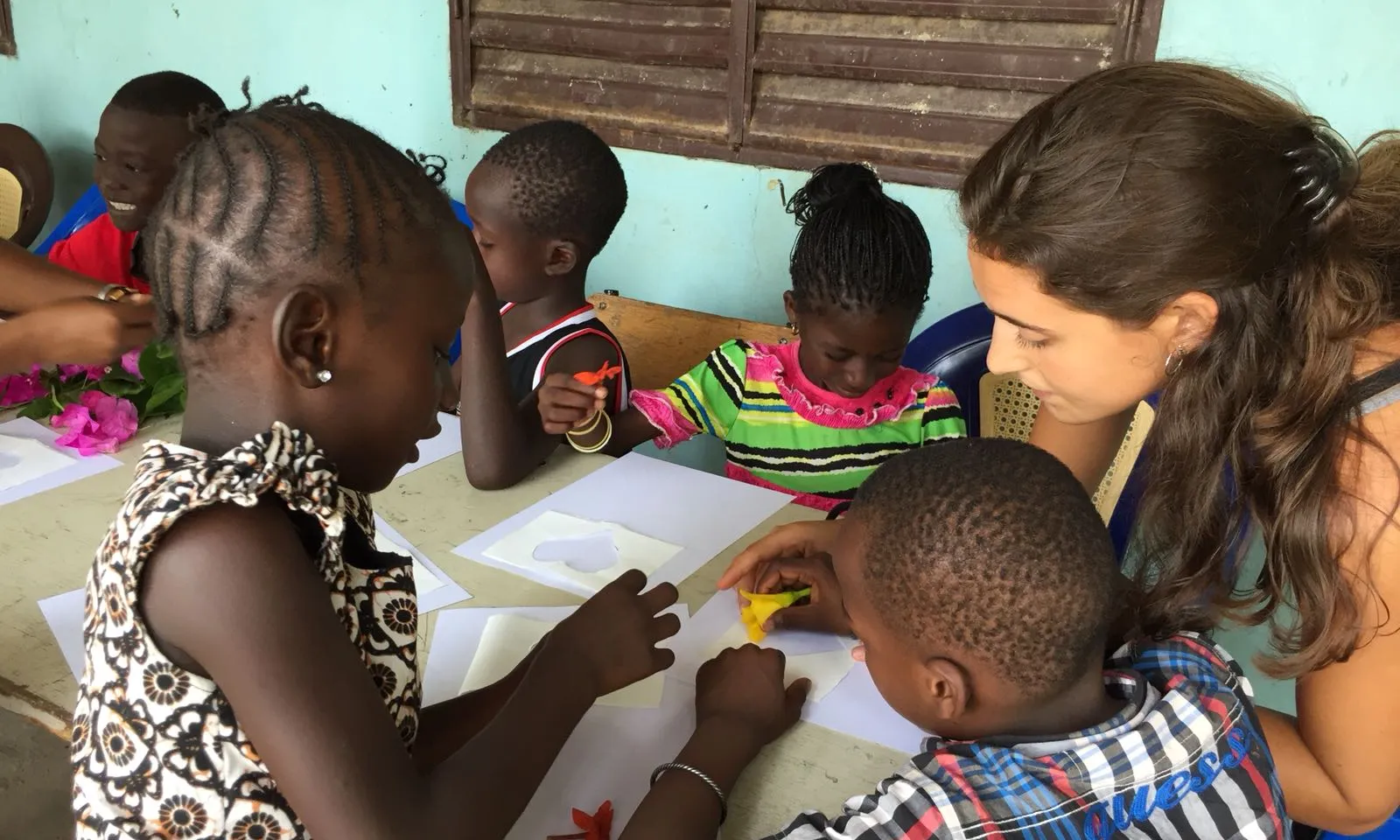 La jornada de voluntariat consisteix a ser monitora d'un centre on infants i joves en situació de vulnerabilitat assisteixen per passar-hi el dia, per fer activitats lúdiques, esportives, culturals...