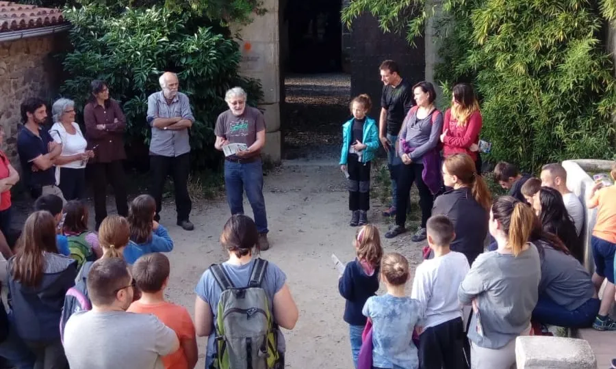 Presentació d'una activitat familiar a l’entrada de Ca l’Arenes, seu de l’Escola de Natura del Corredor.