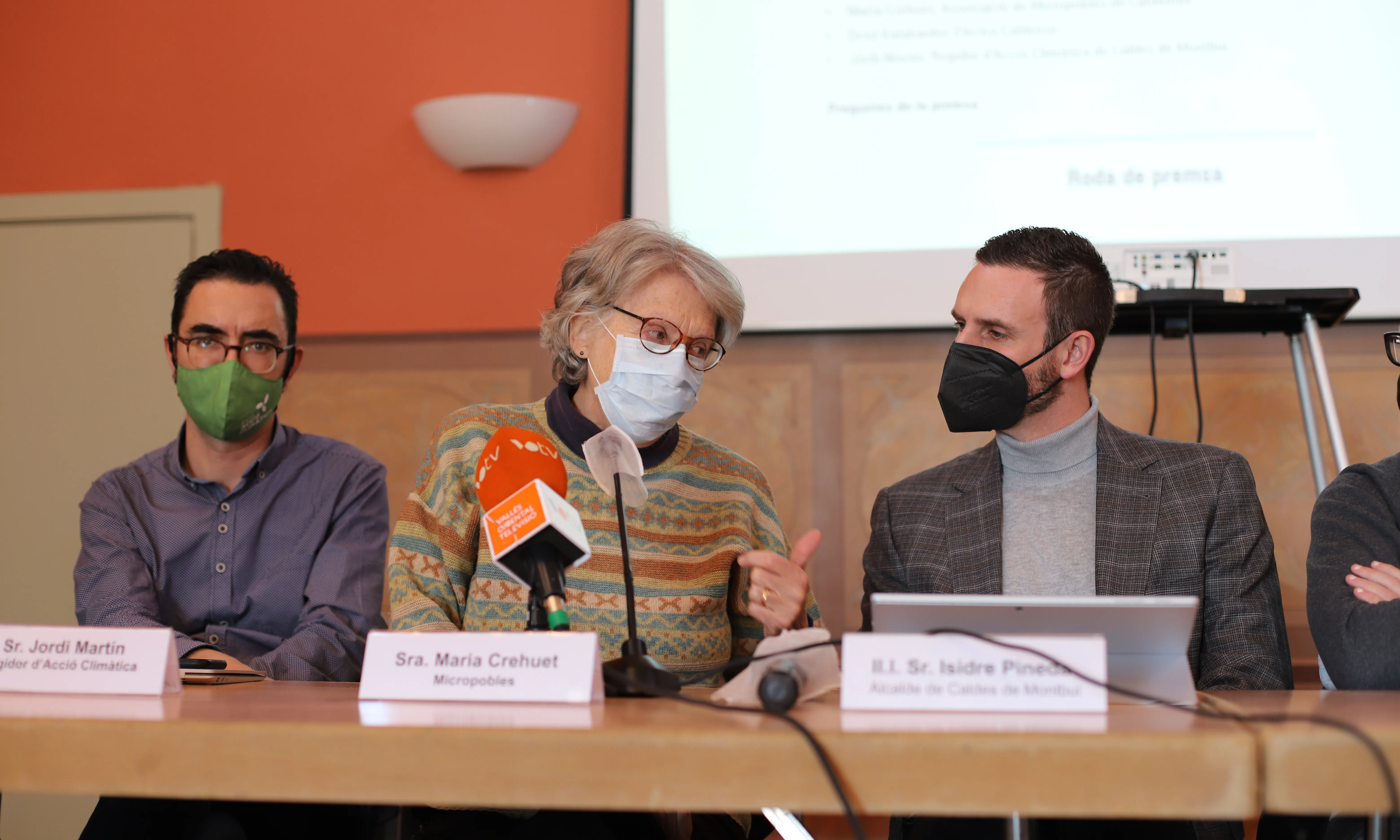 Maria Crehuet, de l'Associació de Micropobles, amb Isidre Codina, alcalde de Caldes de Montbui, a la presentació de Som Comunitat Energètica