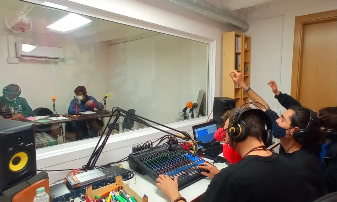 Participants de la Fundació Àmbit Prevenció gravant el podcast 'El lado oscuro del Raval' a la cooperativa Colectic.