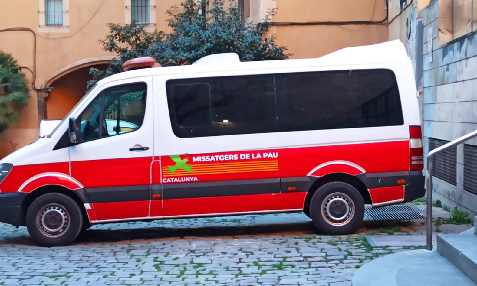 Una ambulància que va arribar amb una donació s'ha adequat com a unitat d'atenció mòbil.