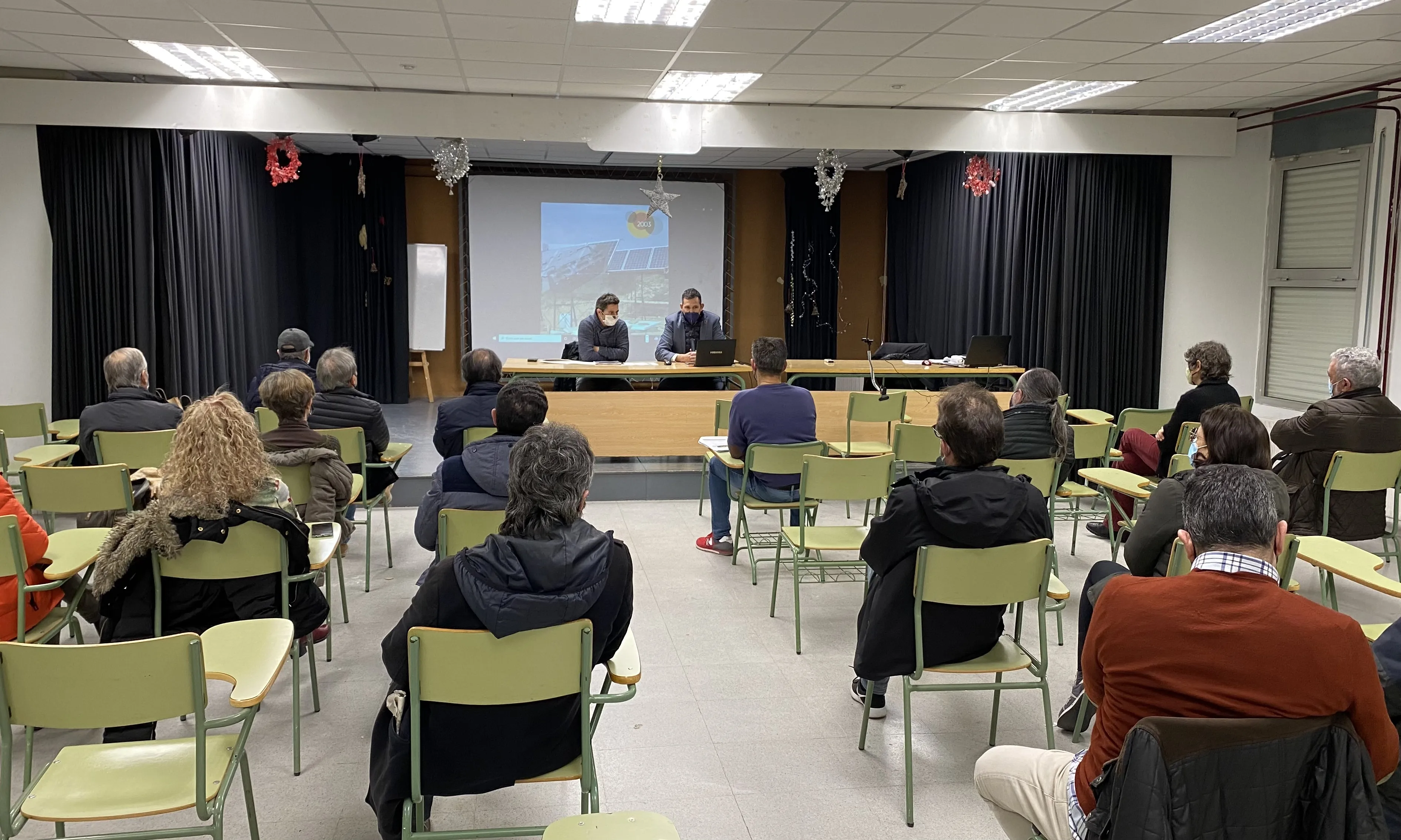 Una de les reunions de l'associació per debatre sobre el projecte de sostenibilitat energètica.