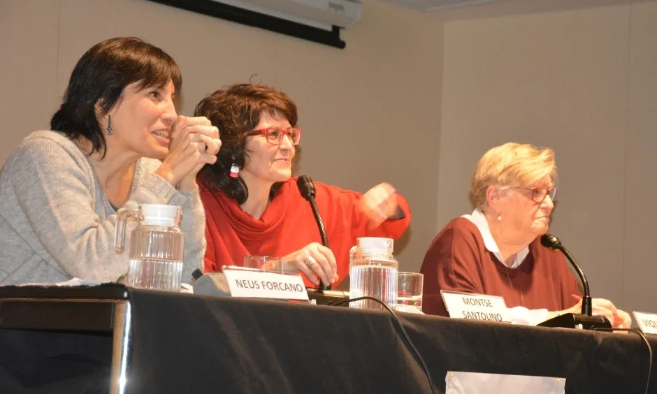 Neus Forcano amb la periodista Montse Santolino i la teresiana i activista social Viqui Molins en un acte del 'Dilluns de drets humans', de Cristianisme i Justícia.