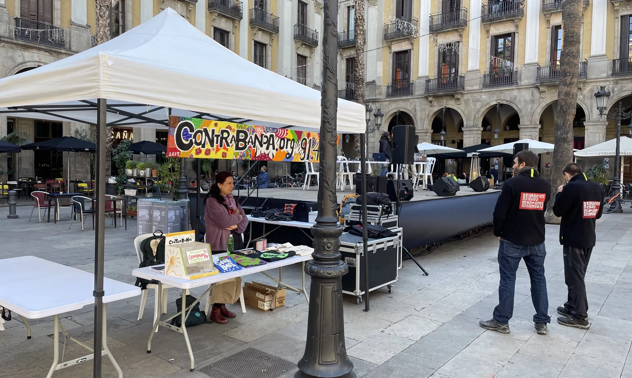 Ràdio Contrabanda a la Plaça Reial.