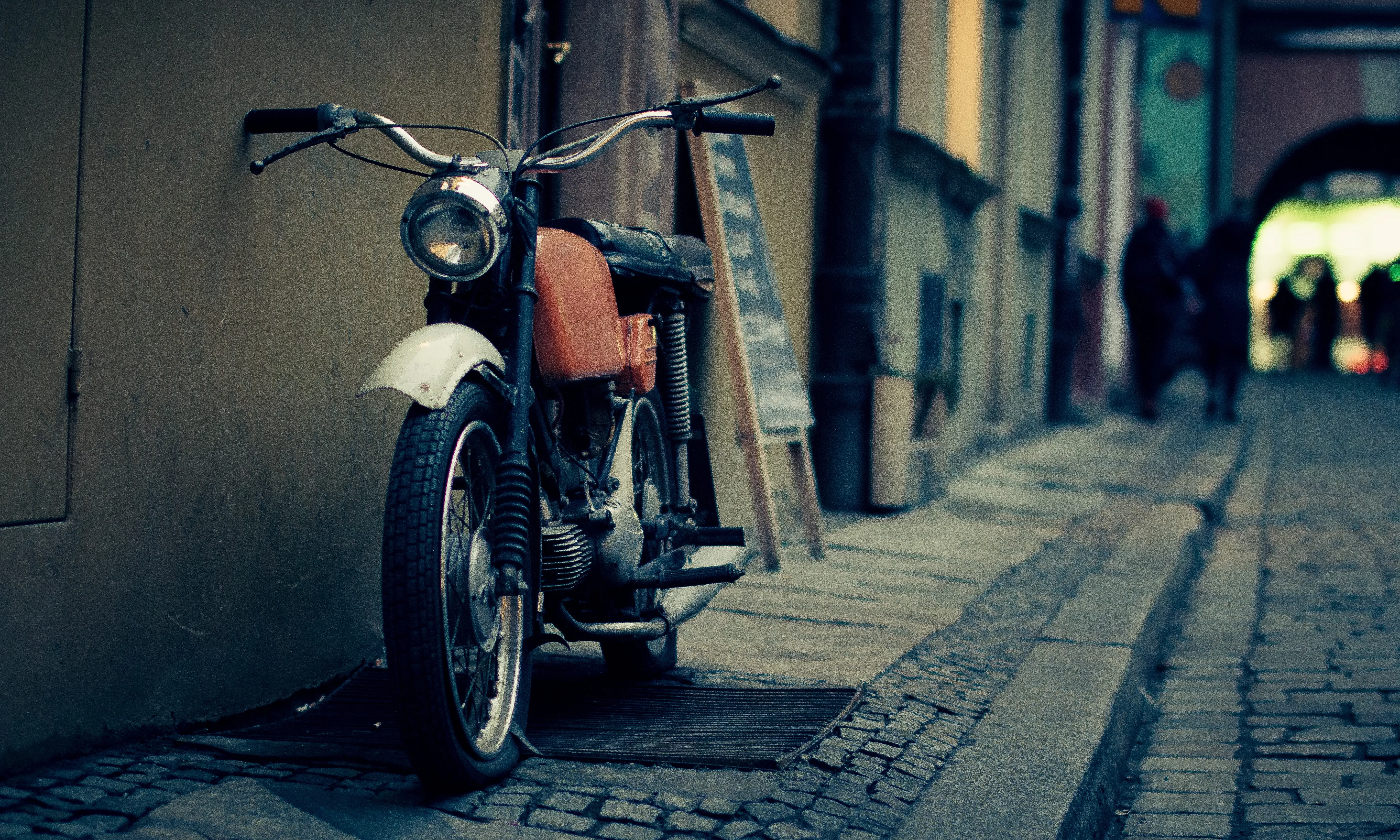 A Barcelona, a les àrees estudiades, aparquen més motos a la vorera que a la calçada.