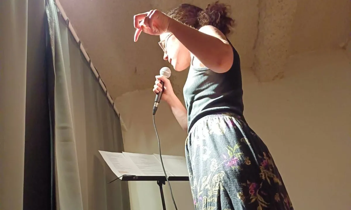 La poeta i acriu Ona Salvat recitant una poesia performàtica sobre Enriqueta Martí.