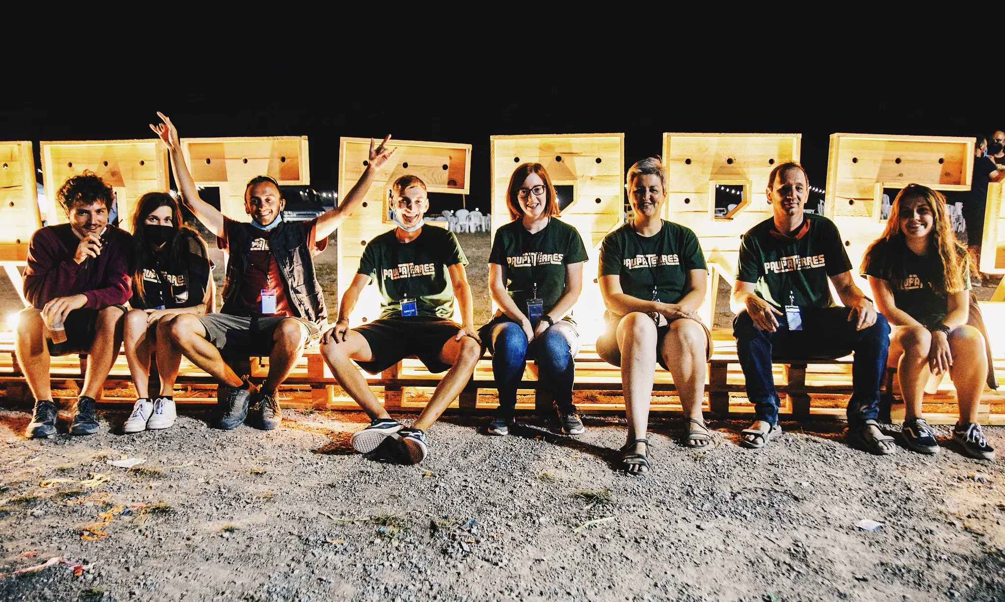 L'Eva Balcells, la cinquena començant per l'esquerra, amb alguns dels socis i sòcies de l'Associació Paupaterres.