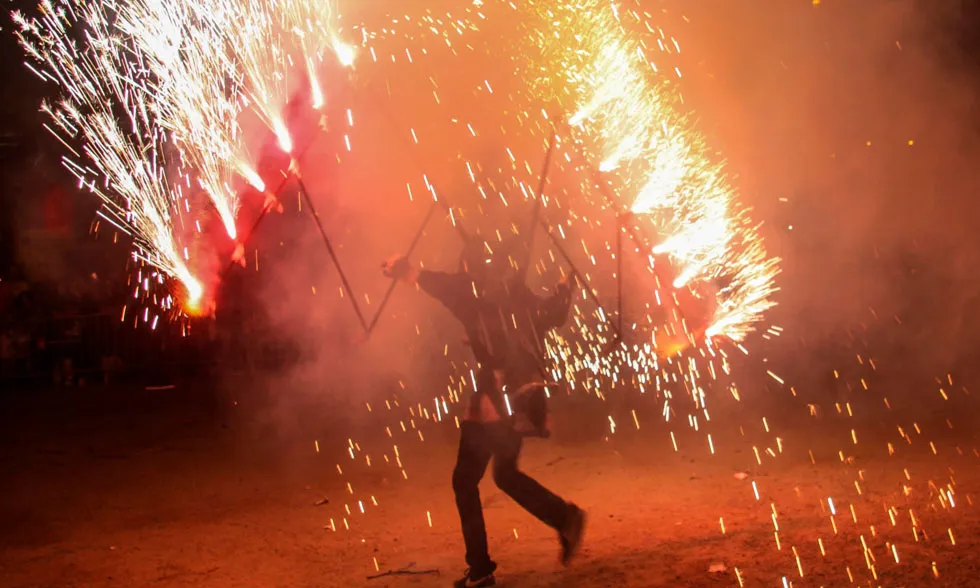 Un cop finalitzades les curses, es duu a terme un espectacle final de música i pirotècnia.