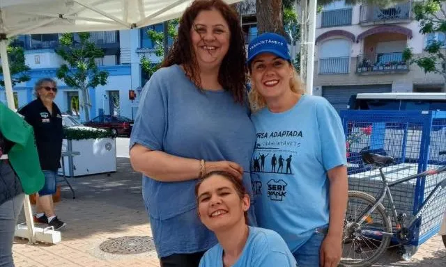  La presidenta de Tramuntanets, Soraya Giménez, ajupida, amb Mercè Fàbrega, secretària, i Maribel Machado, tresorera. 