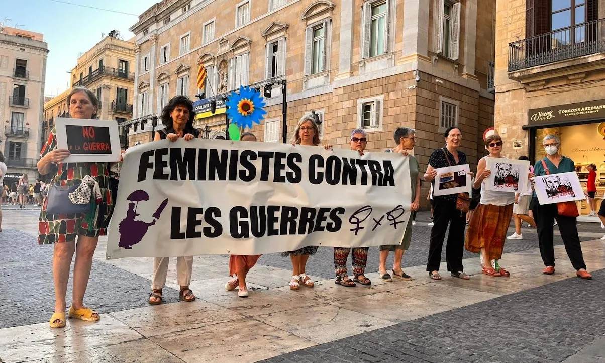 El grup Dones x Dones en una de les plantades silencioses de la plaça de Sant Jaume a Barcelona.