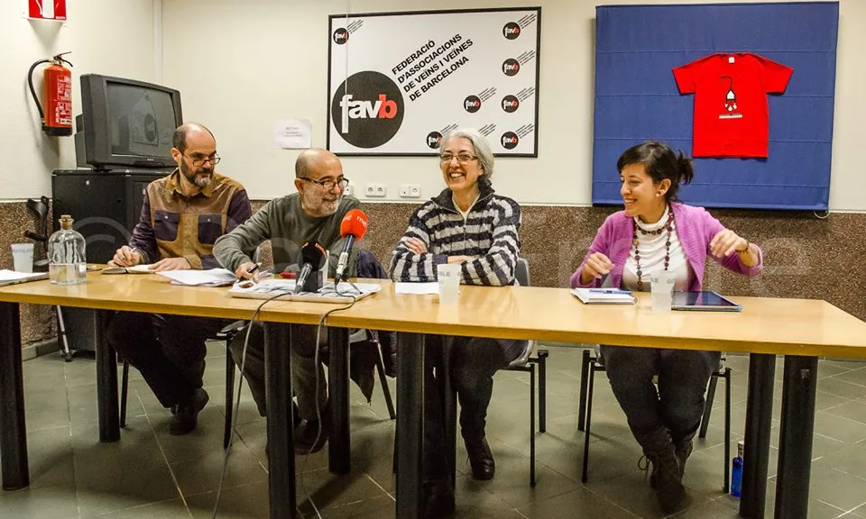 Roda de premsa d'entitats socials i la FAVB per demanar que les terrasses no ocupin espai per a vianants.