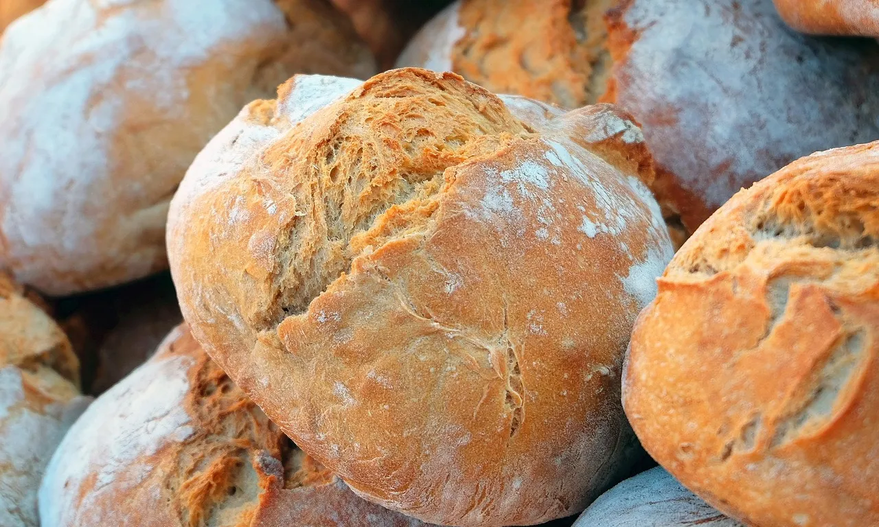 Muntanya de pans de pagès fets amb farina de blat.