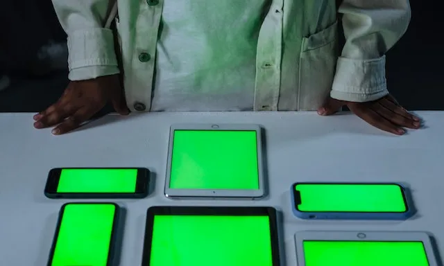 Persona mirant pantalles de telèfon mòbil i tauletes. Font: Ron Lach