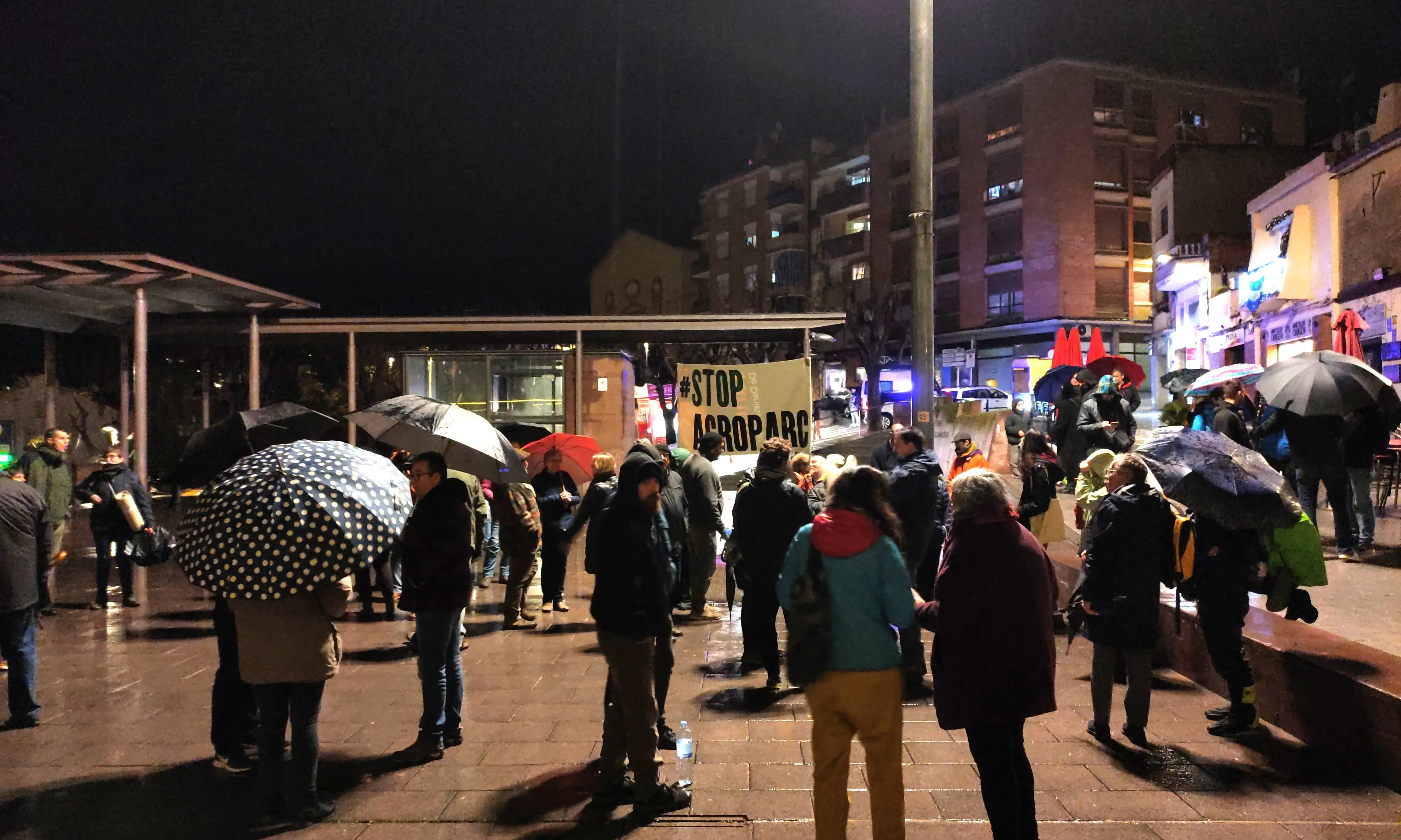 Mobilització a les portes de l'Ajuntament de Gelida per aturar l'Agroparc.