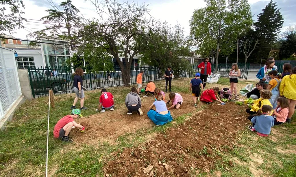 El projecte s'ha desenvolupat conjuntament amb l'Ajuntament de Sant Cugat del Vallès i altres entitats d'educació en el lleure.