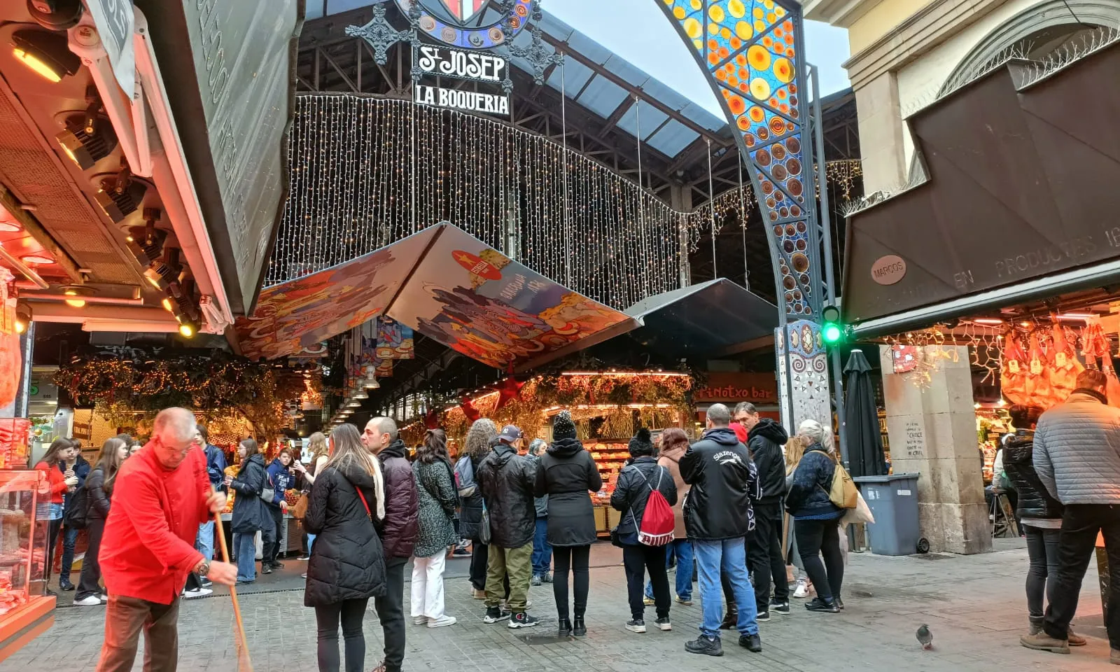 Un grup de veïnes convocades per La Traginera al Mercat de La Boqueria de Barcelona.