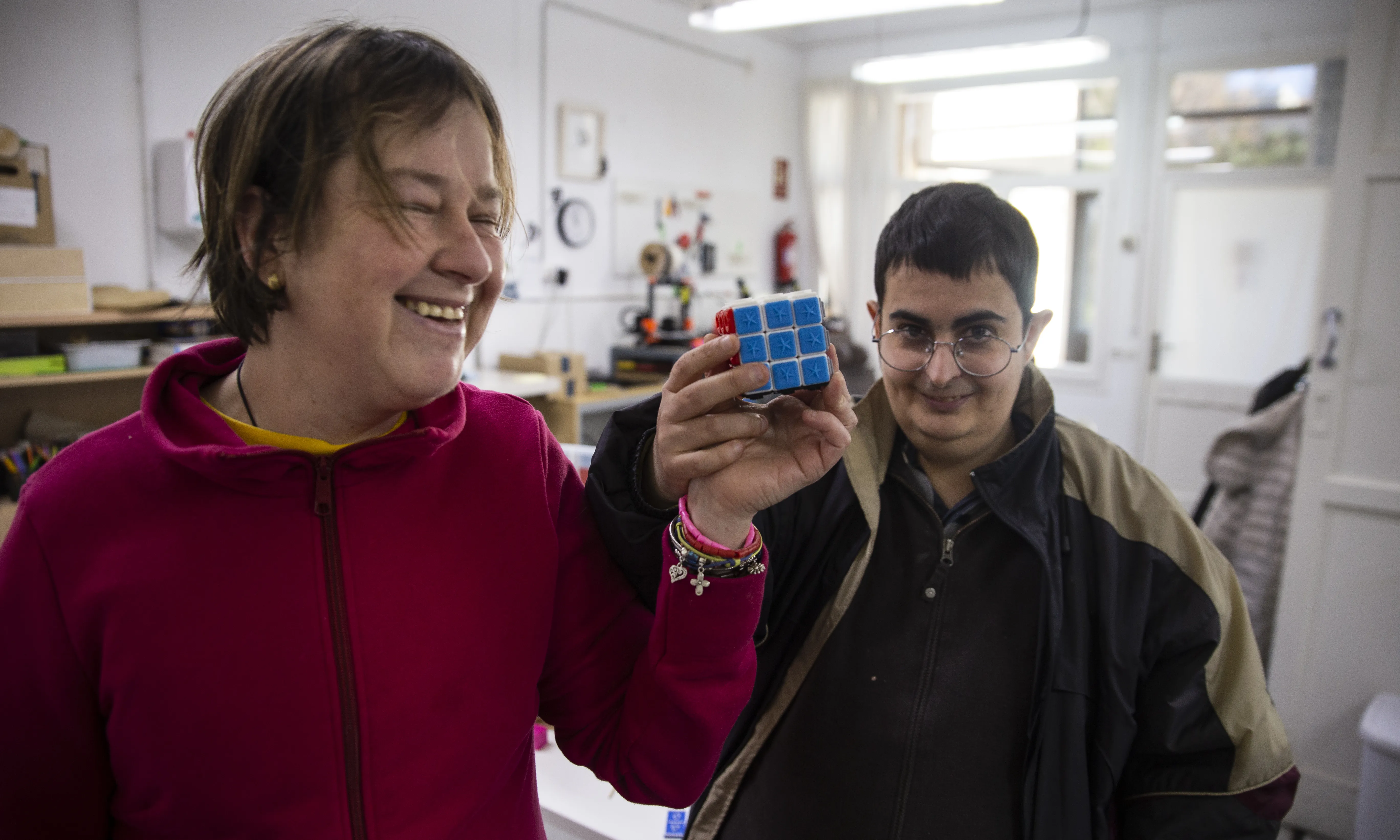 L'Eva i el Pablo mostren un cub de Rubik que han fet amb fabricació digital al taller maker d'Estimia.