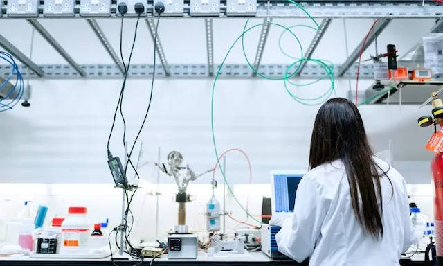 Noia fent recerca en un laboratori. Font: Pexels - ThisIsEngineering