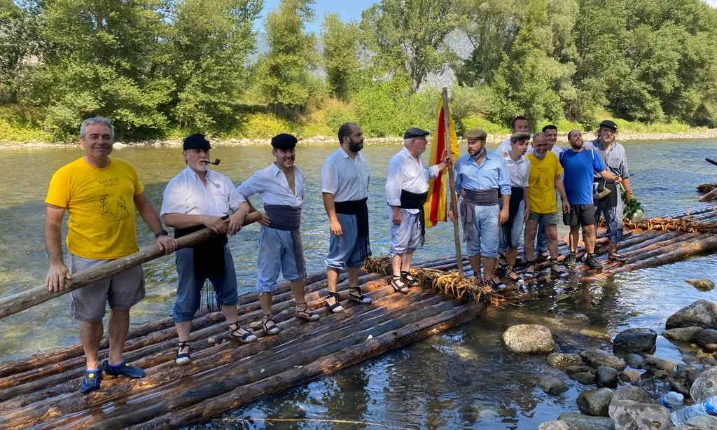 Cada estiu, l'Associació de Raiers de Nargó fa una baixada pel riu Segre.