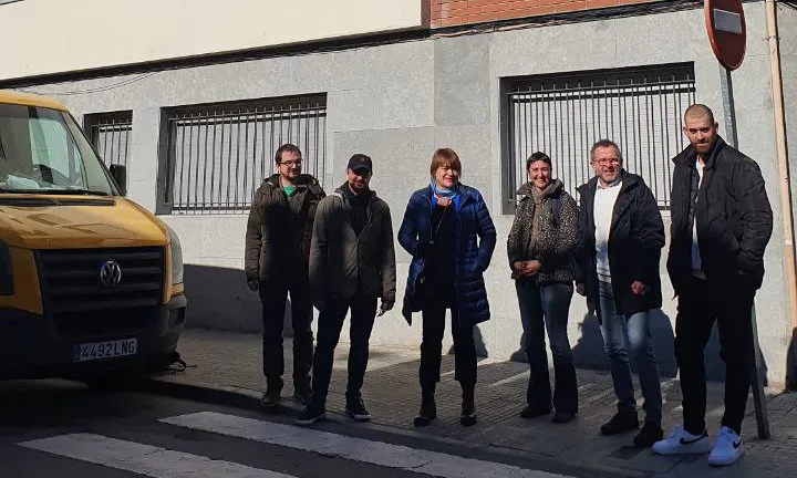 Representants de l'Ajuntament de Terrassa i de Sostre Cívic davant del nou projecte d'habitatge cooperatiu.