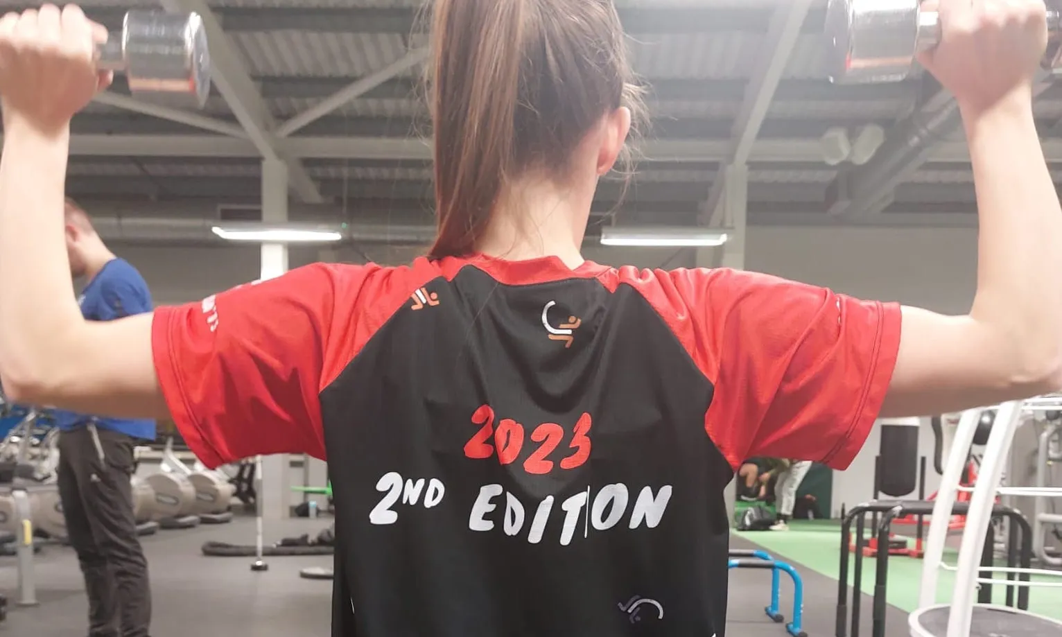 Una de les novetats de la segona edició són els dos dissenys de samarretes oficials que han creat, perquè les participants puguin lluir-les durant el concurs.