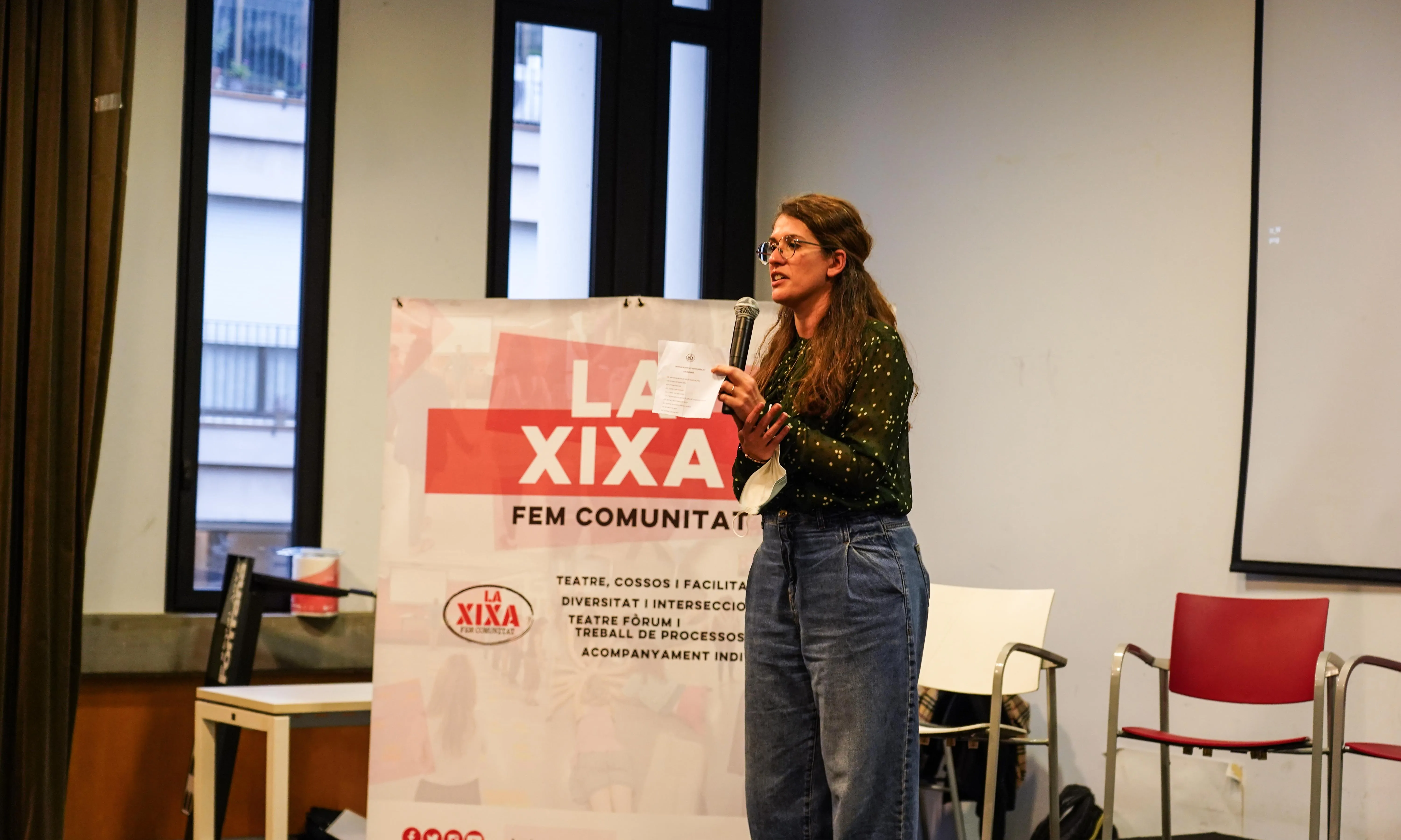 Des de La Xixa treballen per detectar les necessitats, les preocupacions i els riscos del món digital, per crear estratègies d'acompanyament i formació per les adultes.