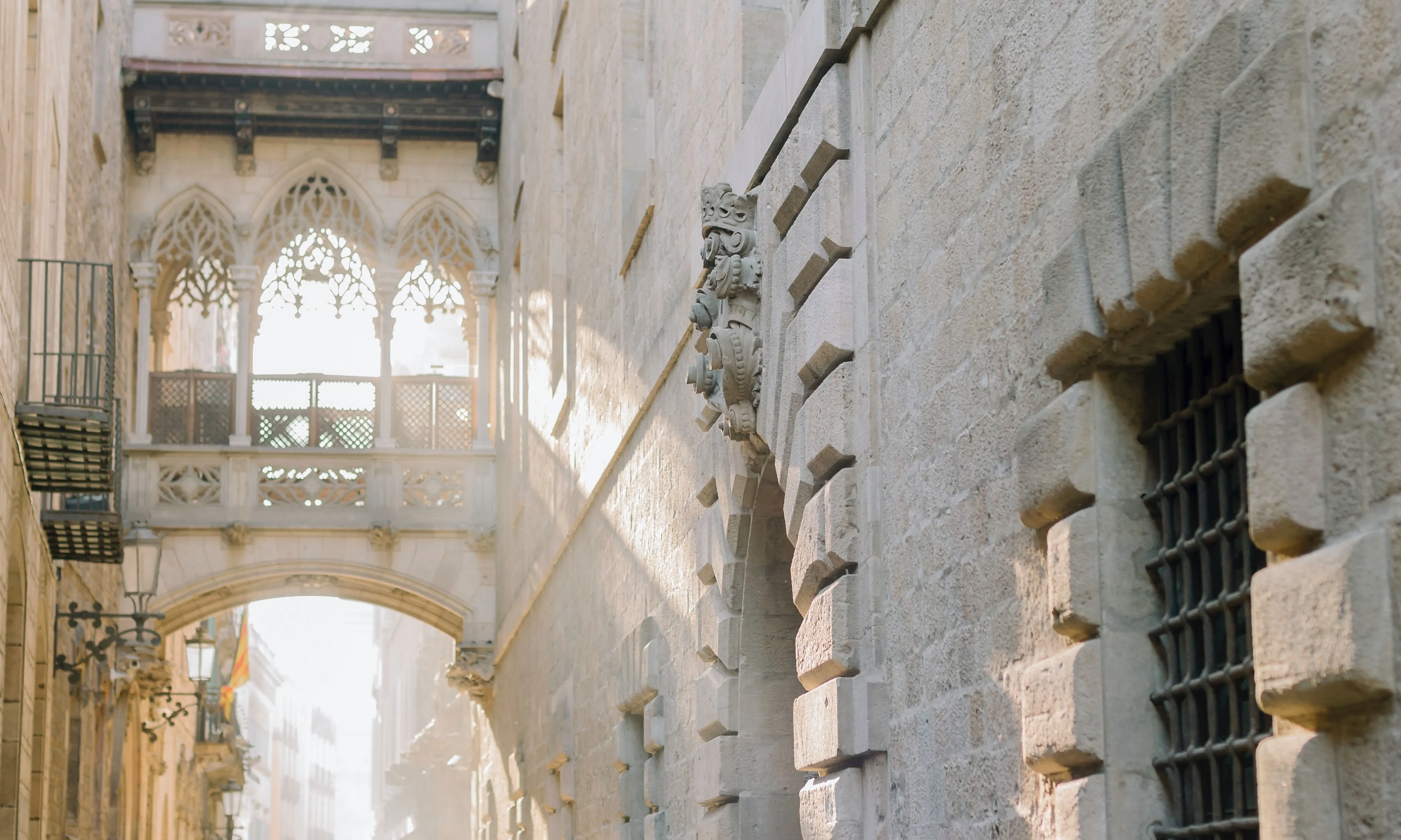 Carrer de Barcelona. Font: Pexels - Alina Skazka Carrer de Barcelona. Font: Pexels - Alina Skazka