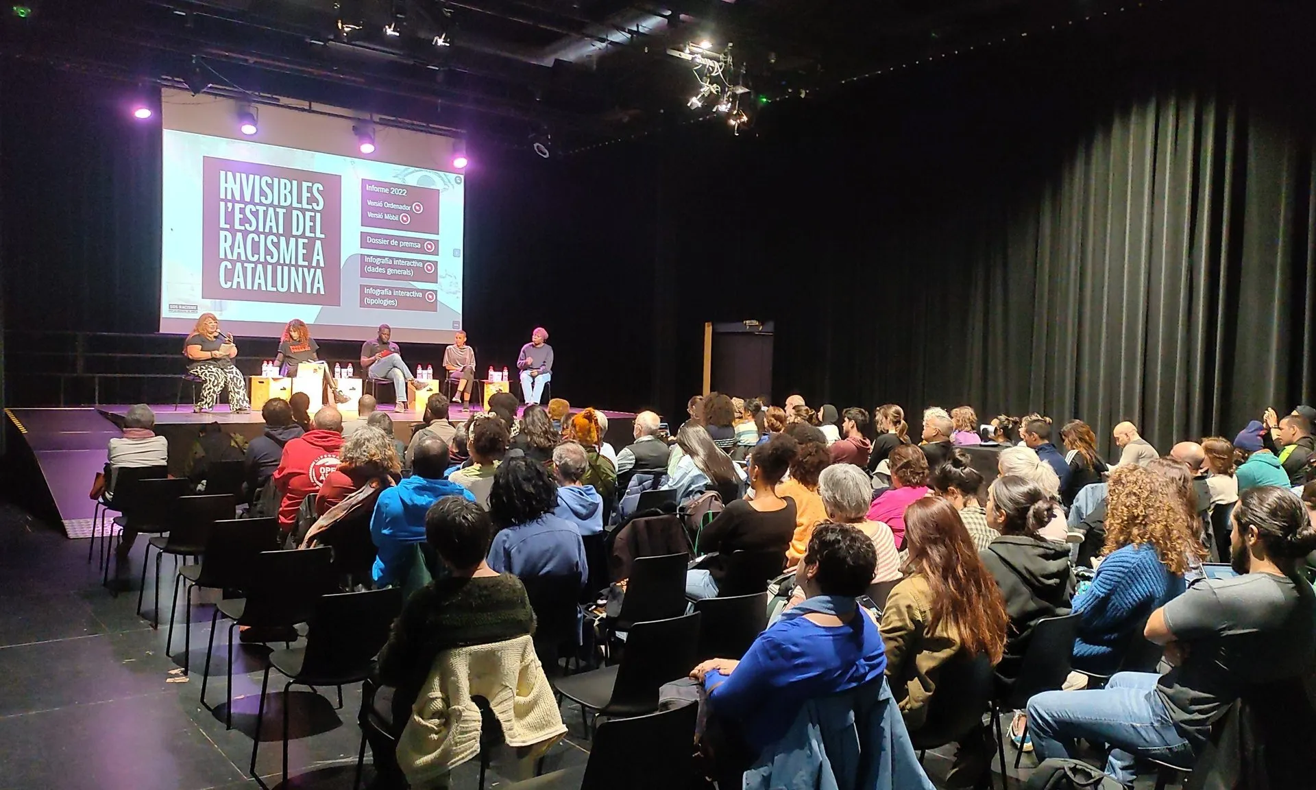 Un moment de la presentació de l'informe de SOS Racisme, 'INVisibles: L’estat del racisme a Catalunya', en un acte a Barcelona.