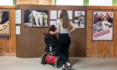 Noies mirant una exposició. Font: Niu d'imatges de la Direcció General de Joventut de la Generalitat de Catalunya