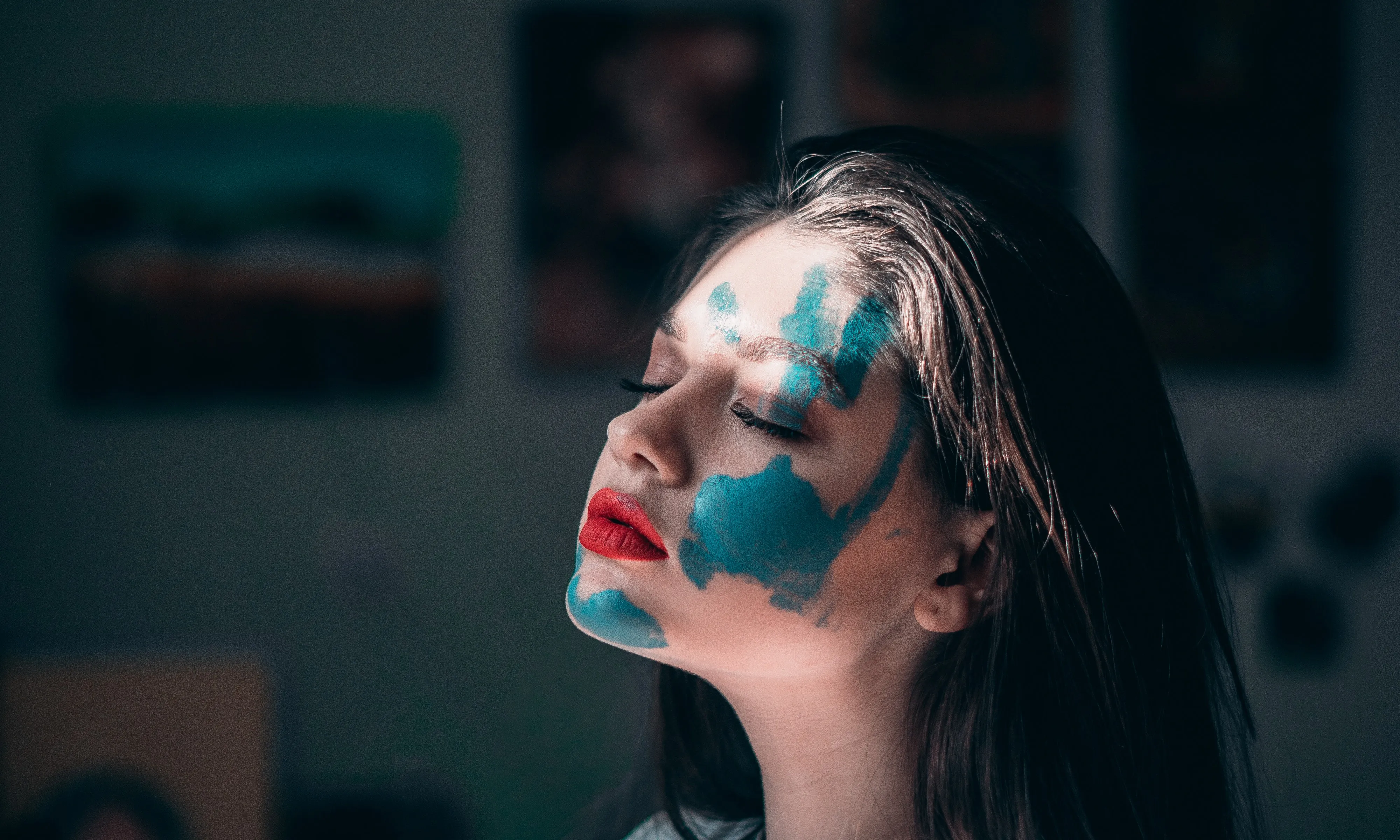 Noia amb cara pintada. Font: Pexels - Elijah O'Donnell