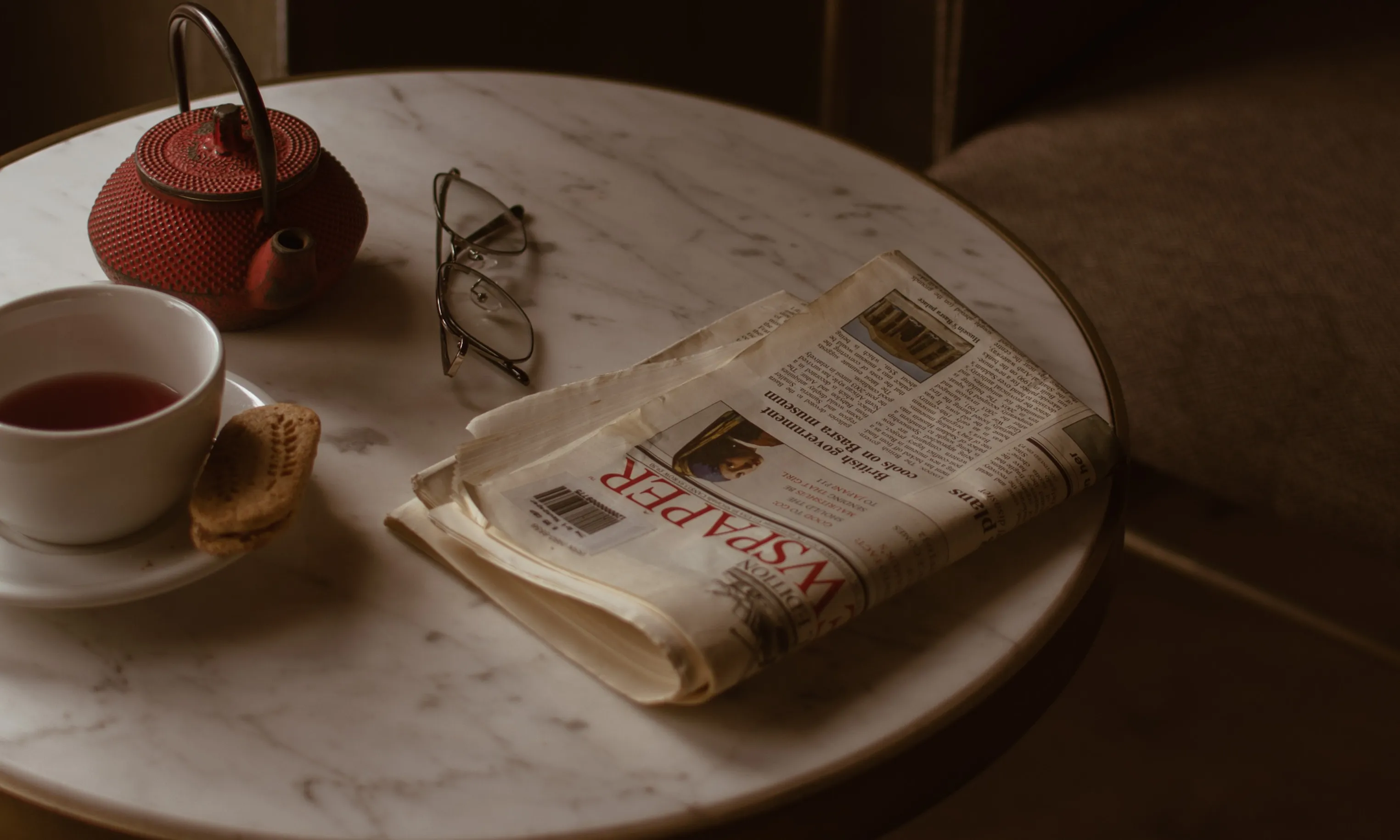 Taula amb un diari en paper. Font: Pexels - Gül Işık